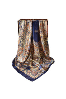 Foulard élégant motif paisley bleu marine soleil