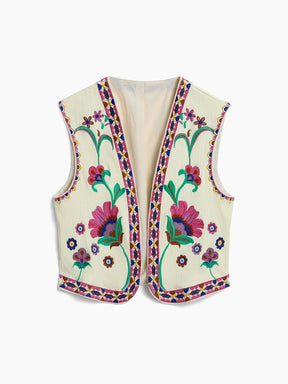 Gilet fleuri porté casual grâce