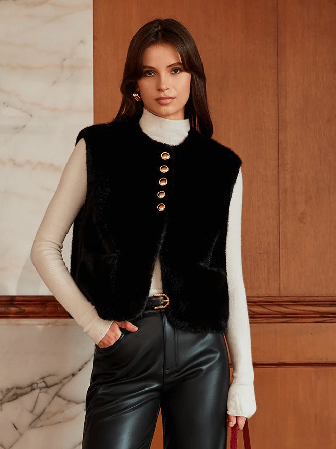 Gilet noir en fausse fourrure avec boutons décoratifs douceur