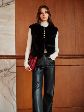 Gilet chic en fausse fourrure avec détails métalliques glamour