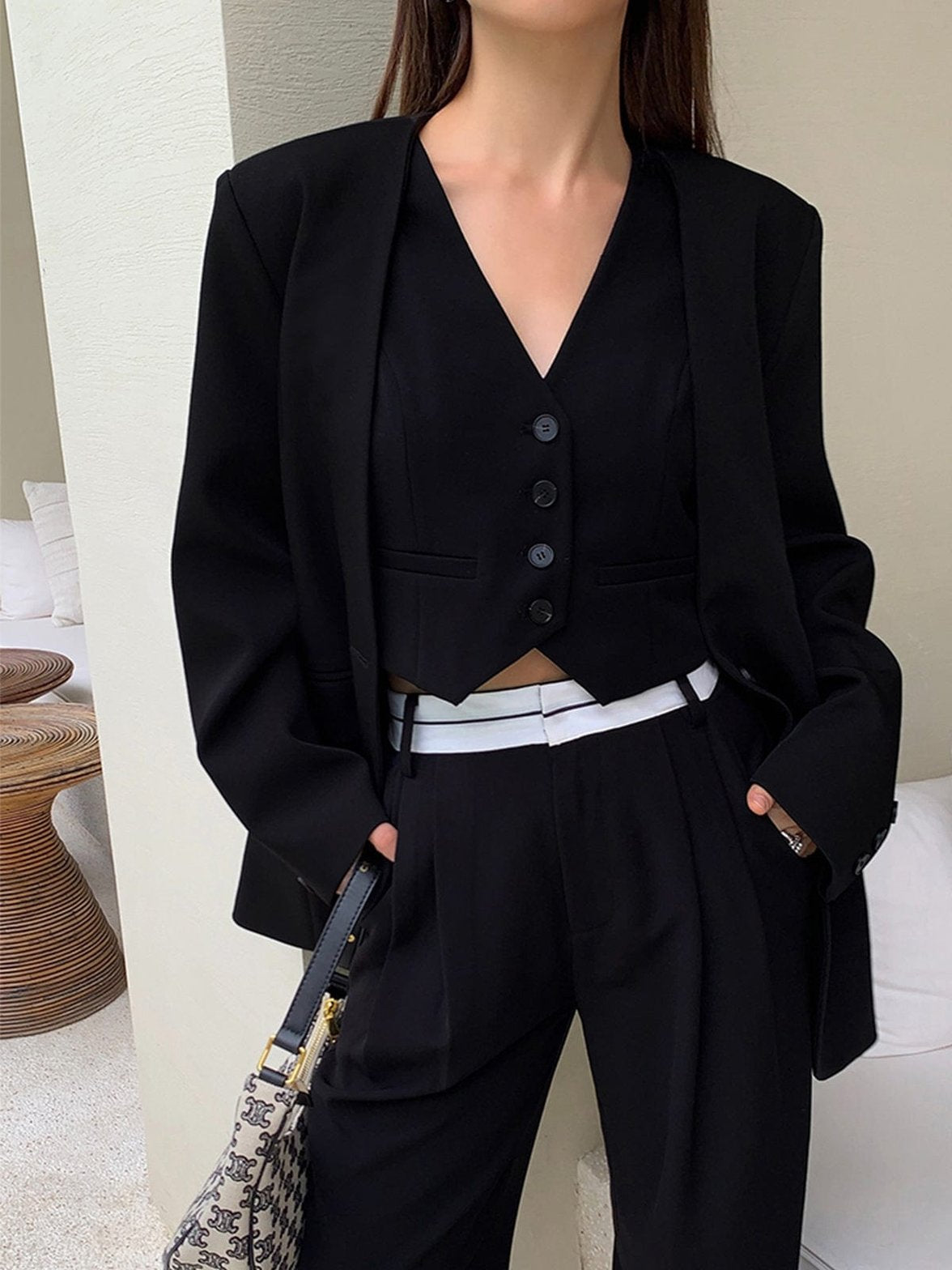 Gilet noir court élégant vue de côté élégance