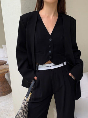 Gilet noir court élégant vue de côté élégance