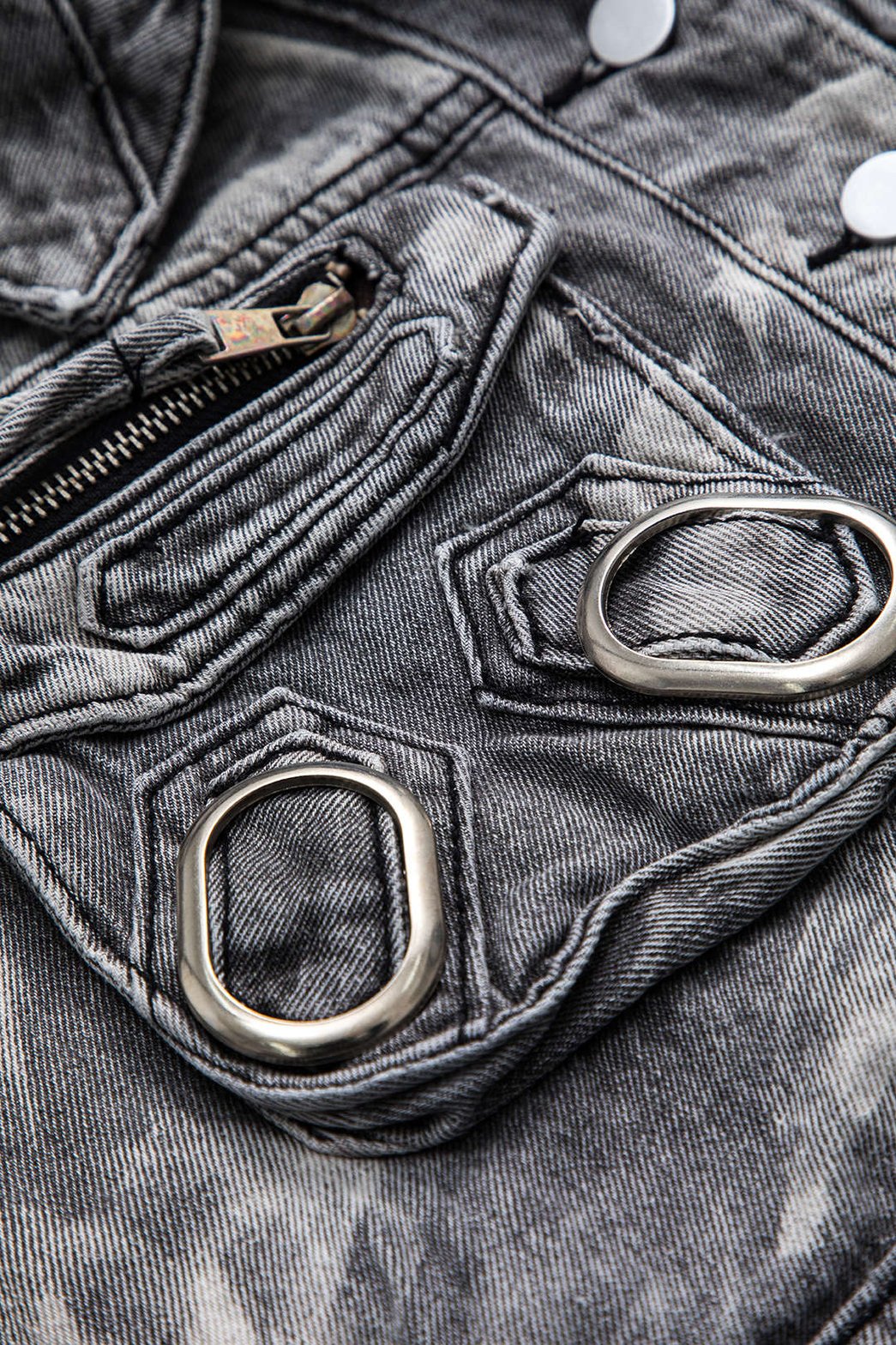 Gilet en denim gris détail des finitions métalliques étoile