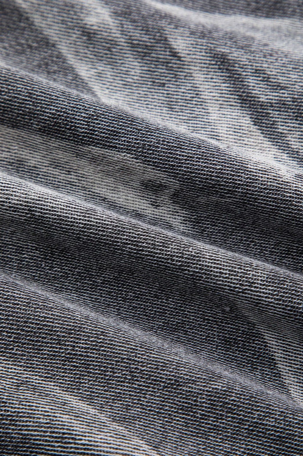 Gilet en denim gris porté style décontracté pluie