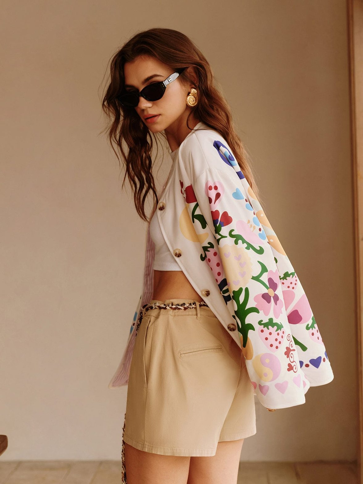 Vue latérale du gilet à imprimés printemps