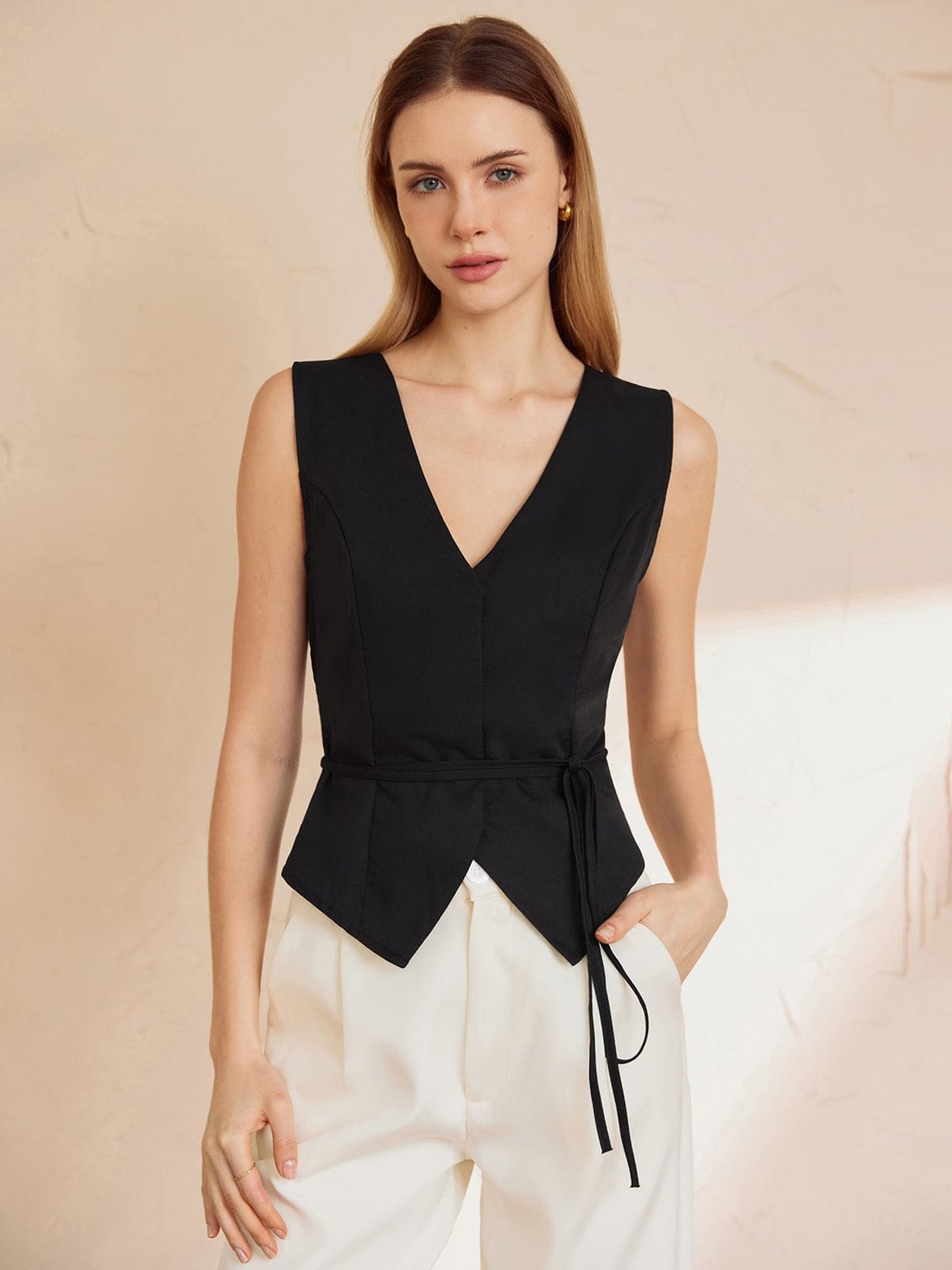 Gilet noir ajusté vue de dos soleil