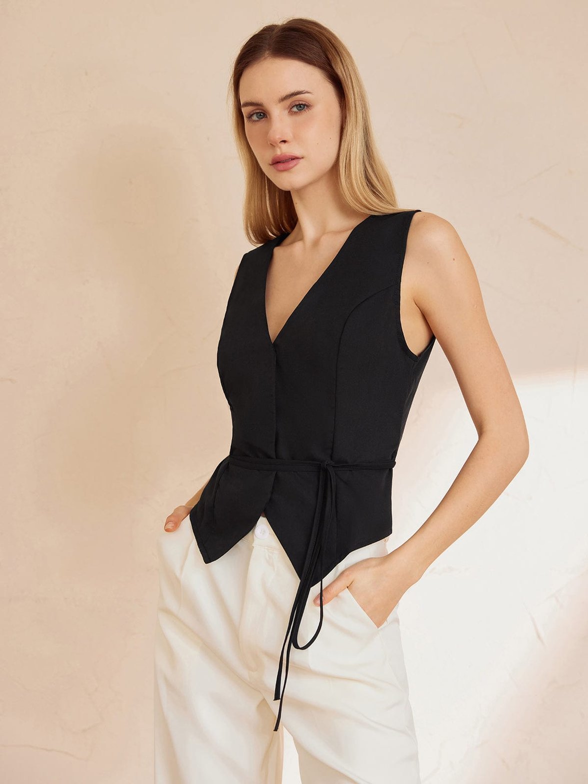 Gilet noir élégant col V profond étoile