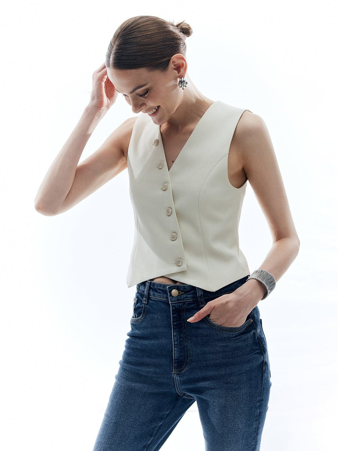 Gilet blanc élégant porté avec jean doux