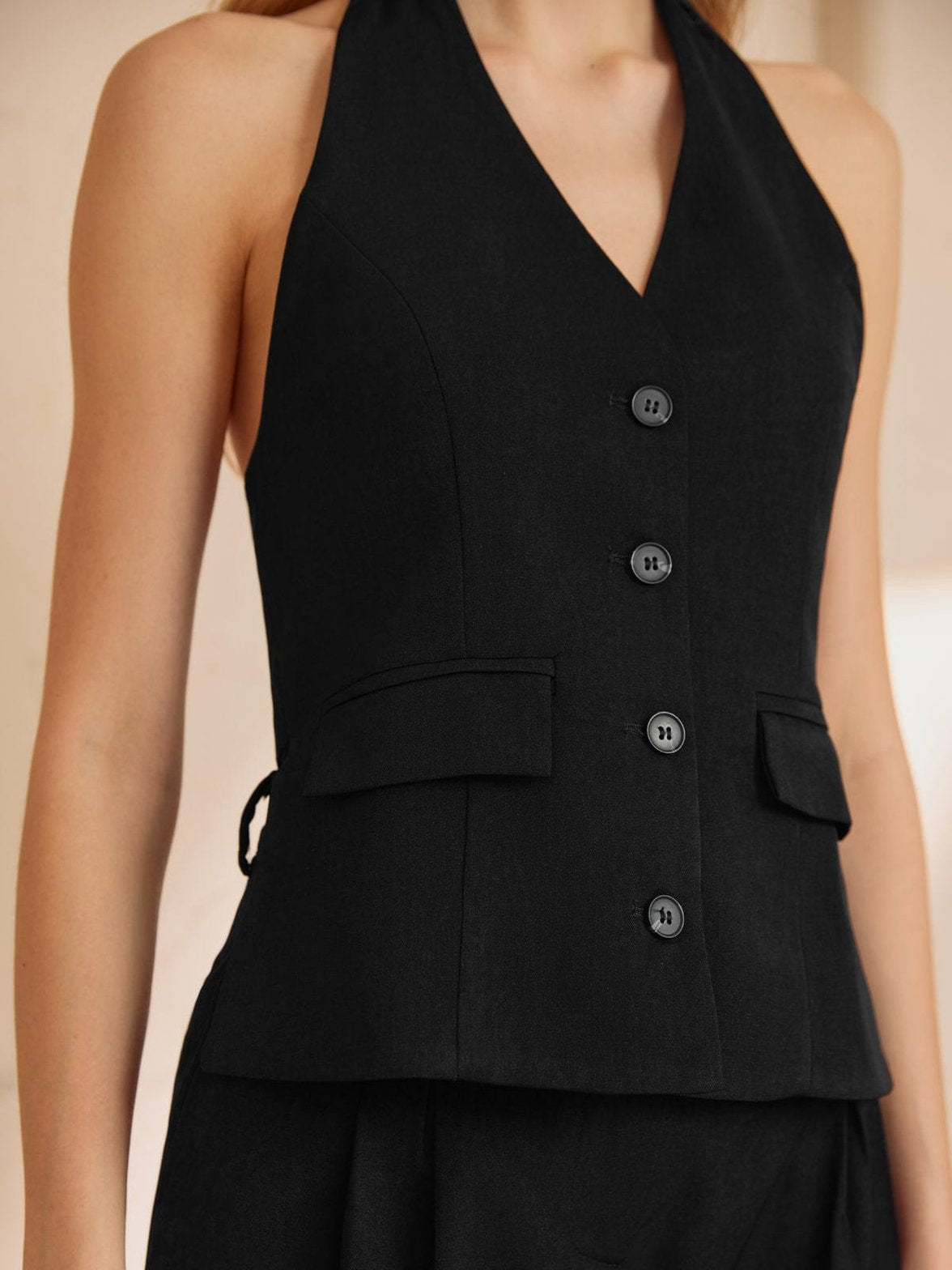 Gilet noir élégant dos nu vue de dos grace