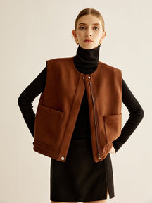 Gilet marron en daim porté sur col roulé noir soleil