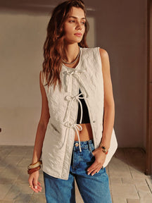 Gilet blanc élégant avec lacets décoratifs soleil