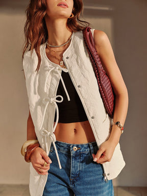 Gilet blanc porté avec jean délavé nuage