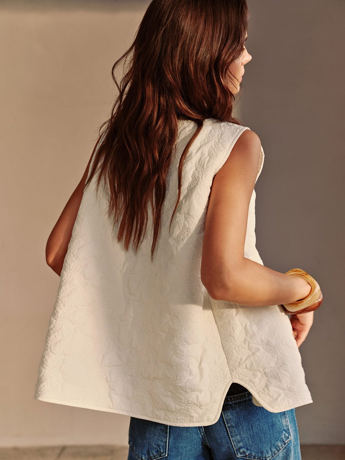 Gilet blanc texture brodée closeup lune