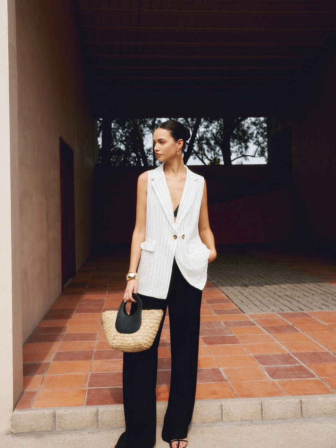 Gilet blanc long élégant porté vue de face harmonie
