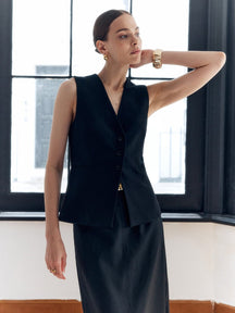 Gilet noir élégant sans manches vue de face lumineux