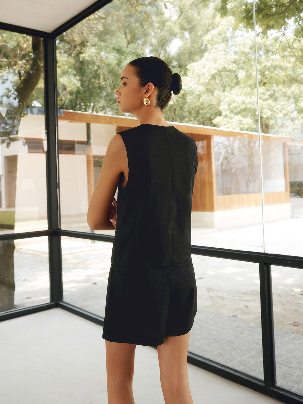 Gilet tailleur noir détail finition grâce