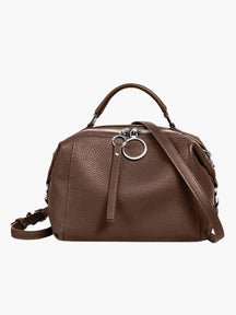 Sac en cuir bleu porté épaule arc