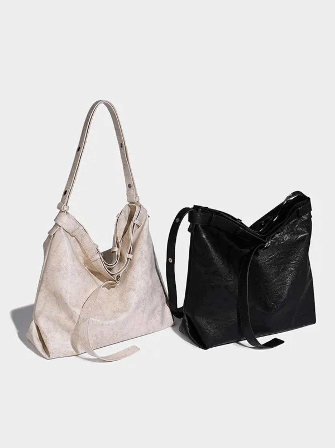 Sac bandoulière noir porté épaule vent