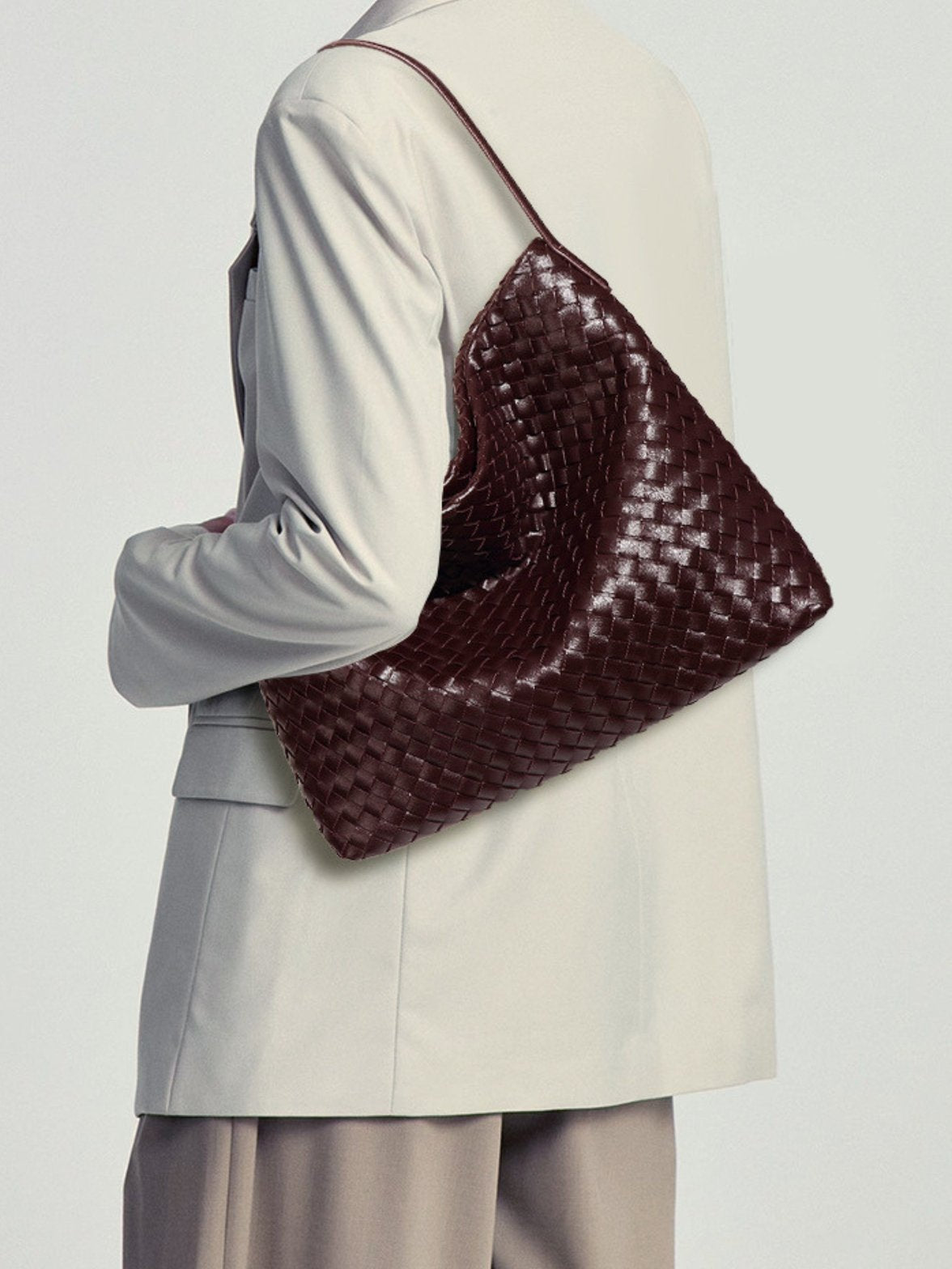 Vue de face du sac en cuir tressé doux