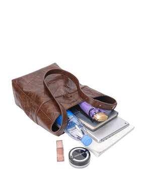 Sac hobo en cuir marron vue portée pluie