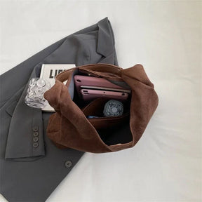 Sac hobo velours mise en situation grâce
