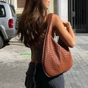 Sac hobo bordeaux design grâce