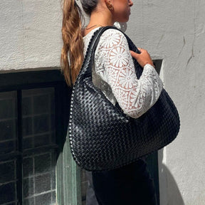 Sac tressé bordeaux luxueux allure