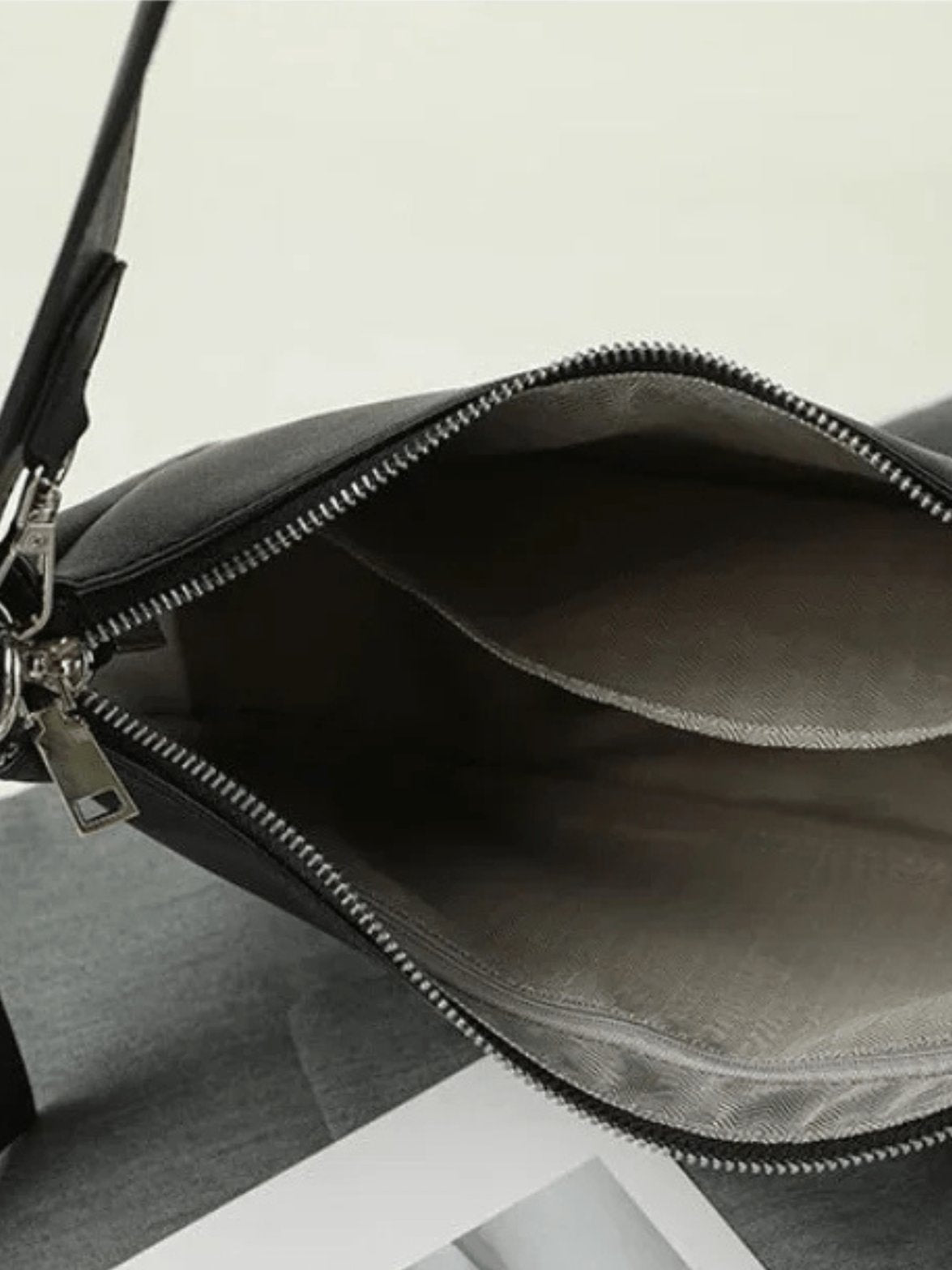 Détail fermeture sac hobo noir nuage
