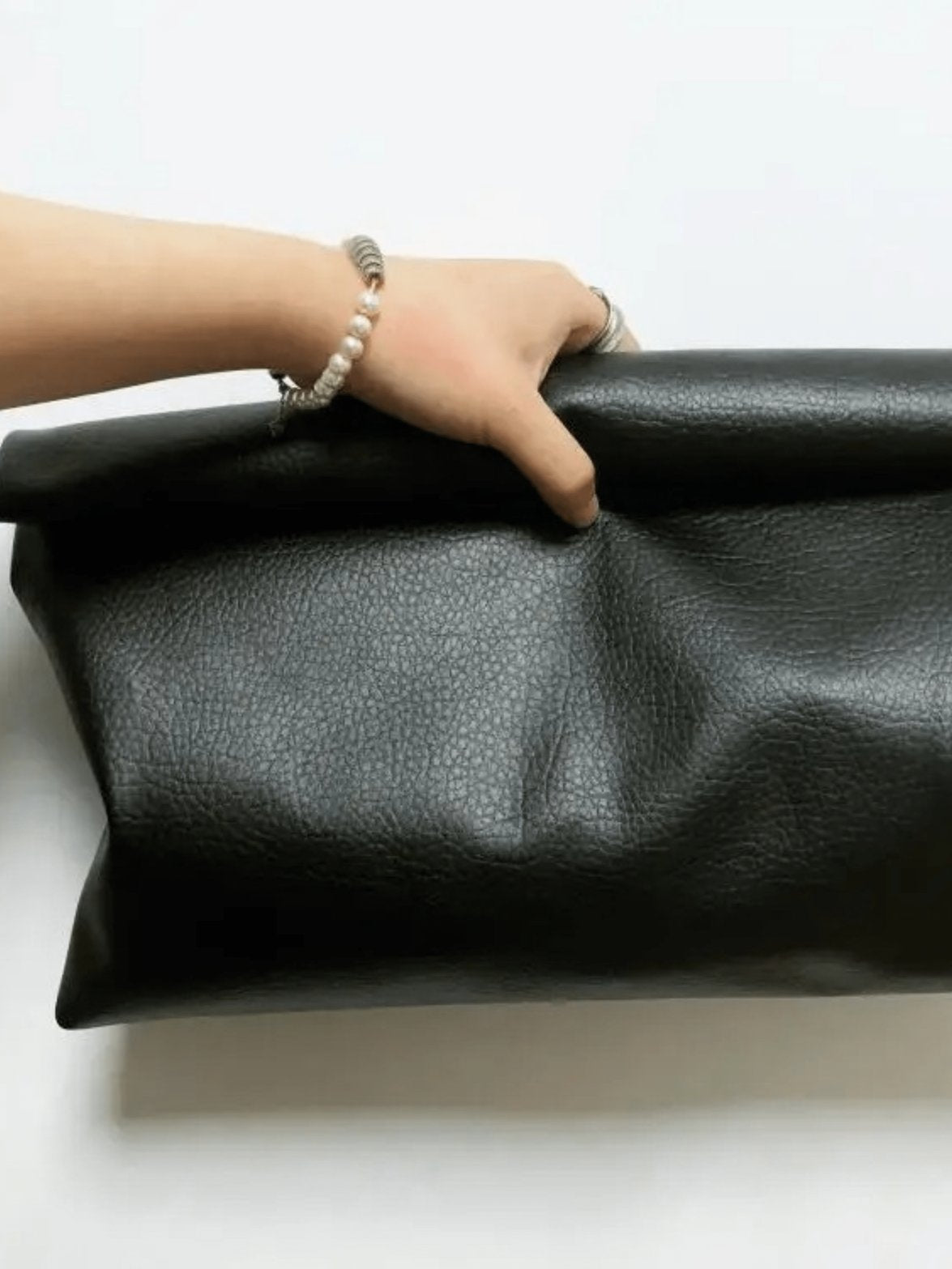 Grande pochette noire vue latérale étoile