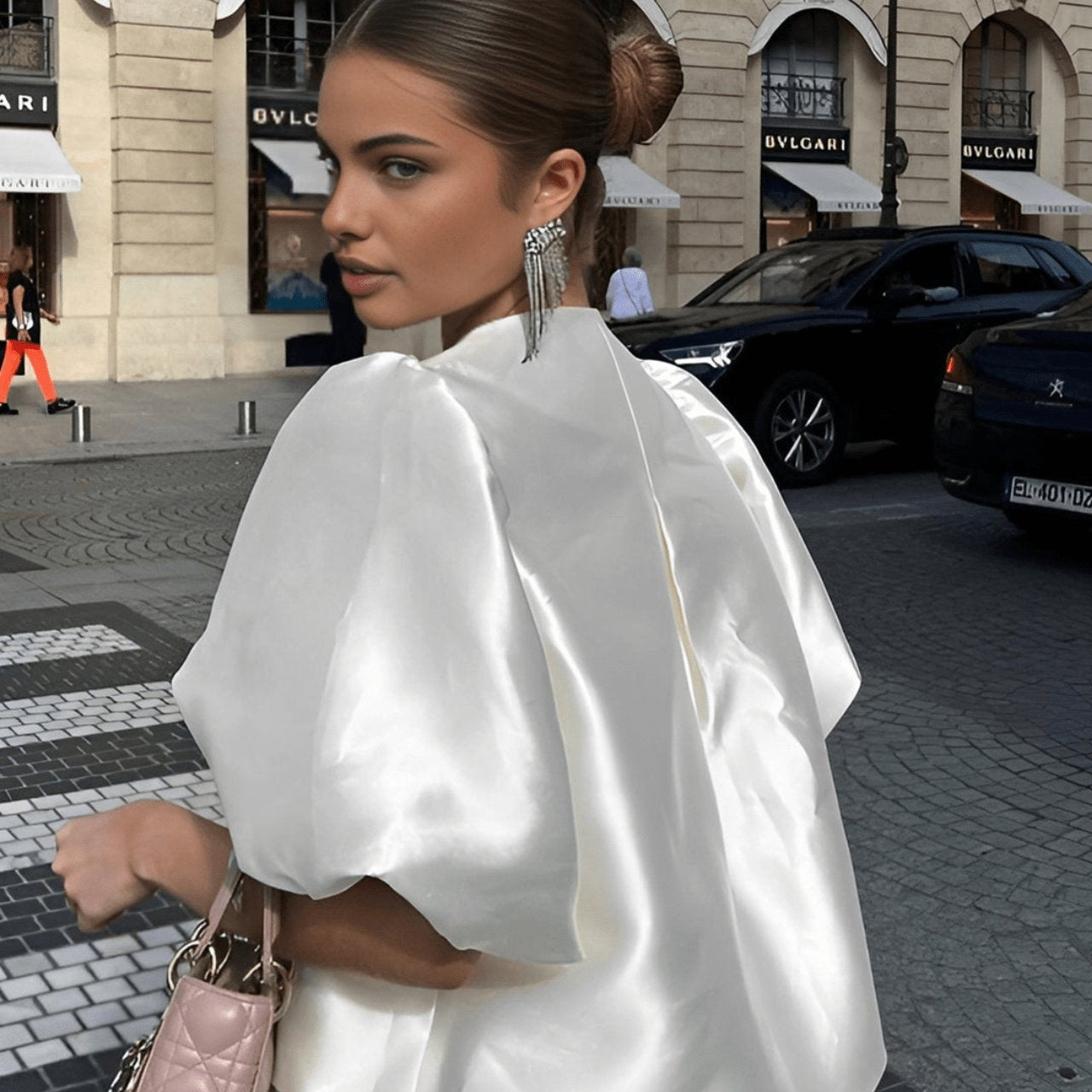 Haut satin blanc coupe ample sophistiqué