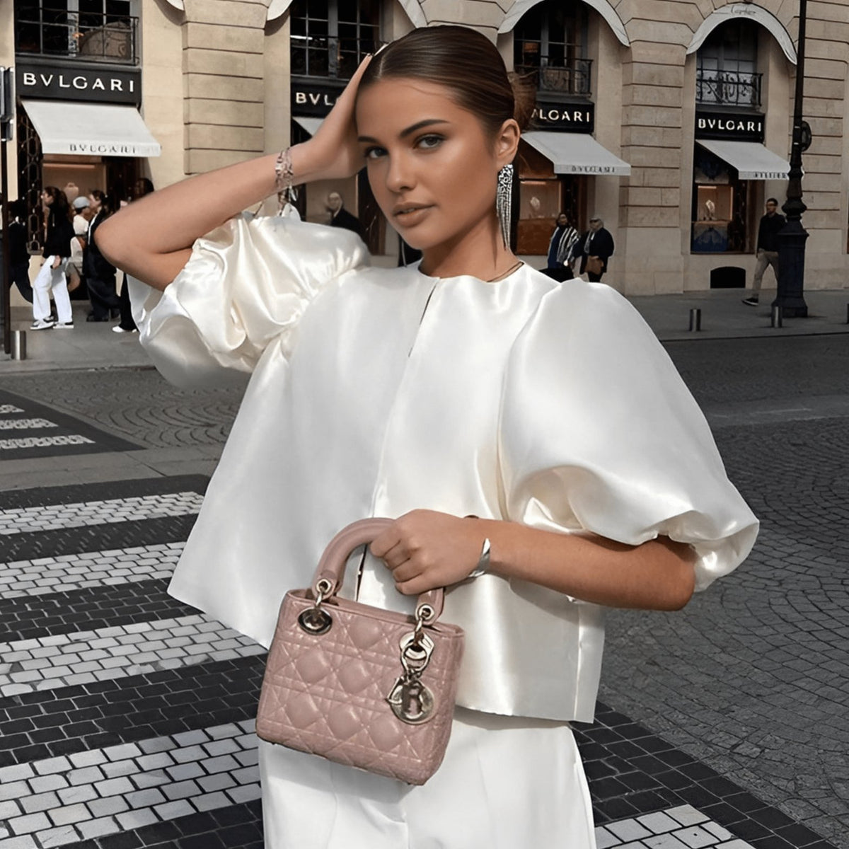 Haut satin blanc élégant à manches bouffantes luxe