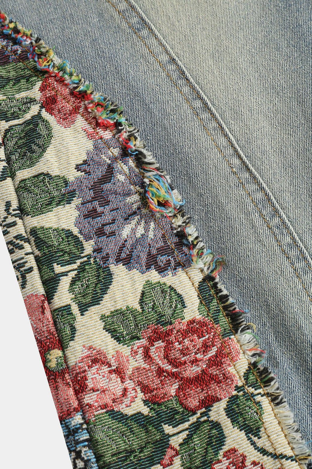 Jean flare patchwork fleuri vue latérale nuage