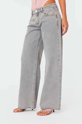Jean style boyfriend avec nœud papillon rose nuage