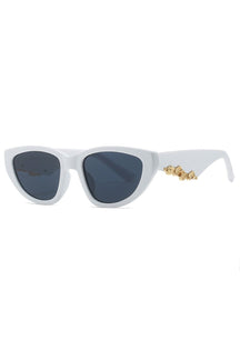Lunettes de soleil félines portées rock