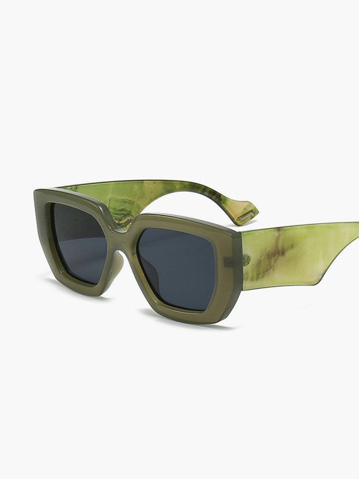 Lunettes de soleil marbrées portées lilas