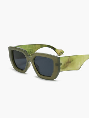 Lunettes de soleil marbrées portées lilas