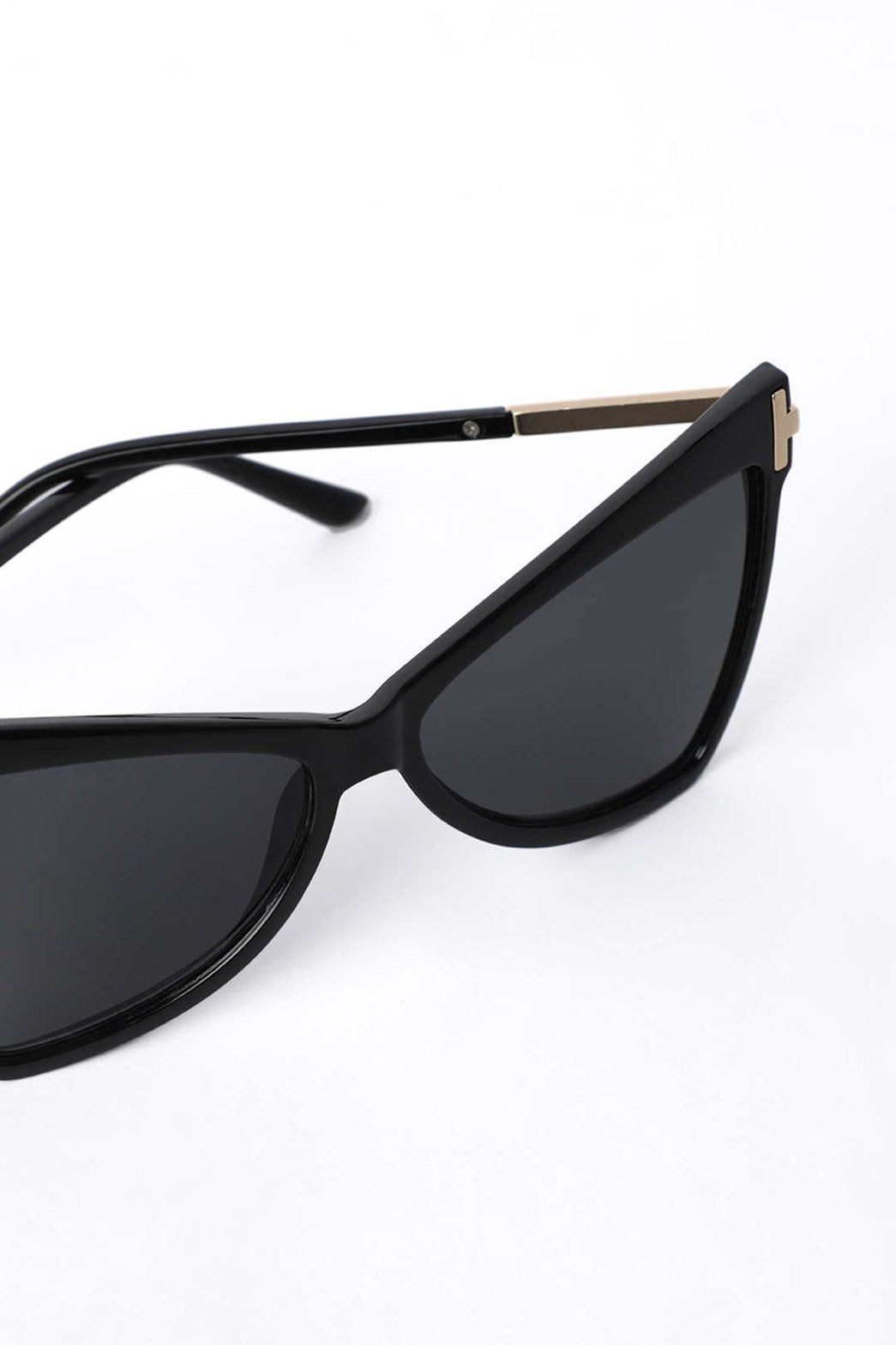 Lunettes de soleil glamour vue trois-quarts iris