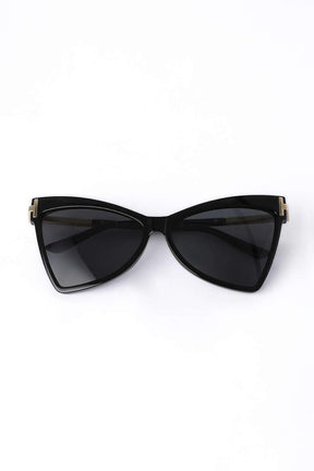 Lunettes de soleil élégantes vue angle rose