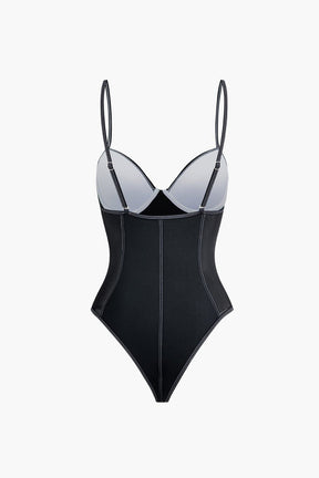 Maillot de bain noir bustier détail coutures plage