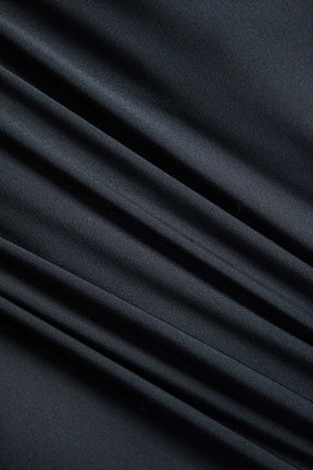 Détail de l'applique florale sur maillot noir plage
