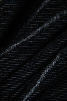 Vue latérale du maillot gainant avec détails dorés élégance
