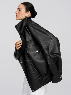 Détail fermeture asymétrique du manteau noir cristal