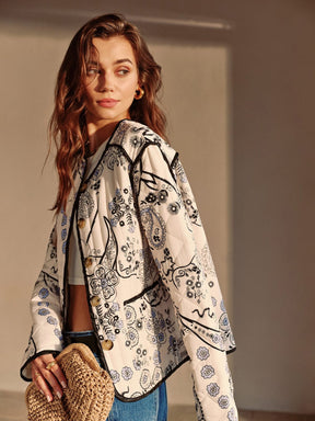 Manteau bohème motif paisley détail de la coupe légèreté