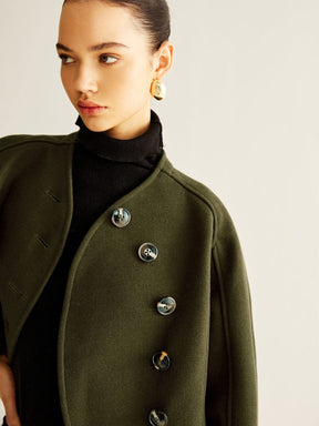 Vue latérale du manteau court en tweed - élégance