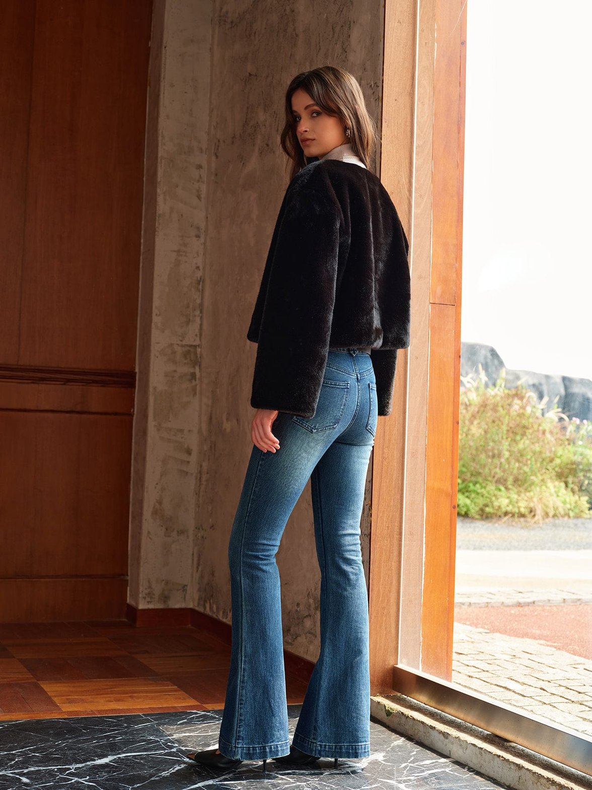 Manteau fausse fourrure vue de dos légèreté