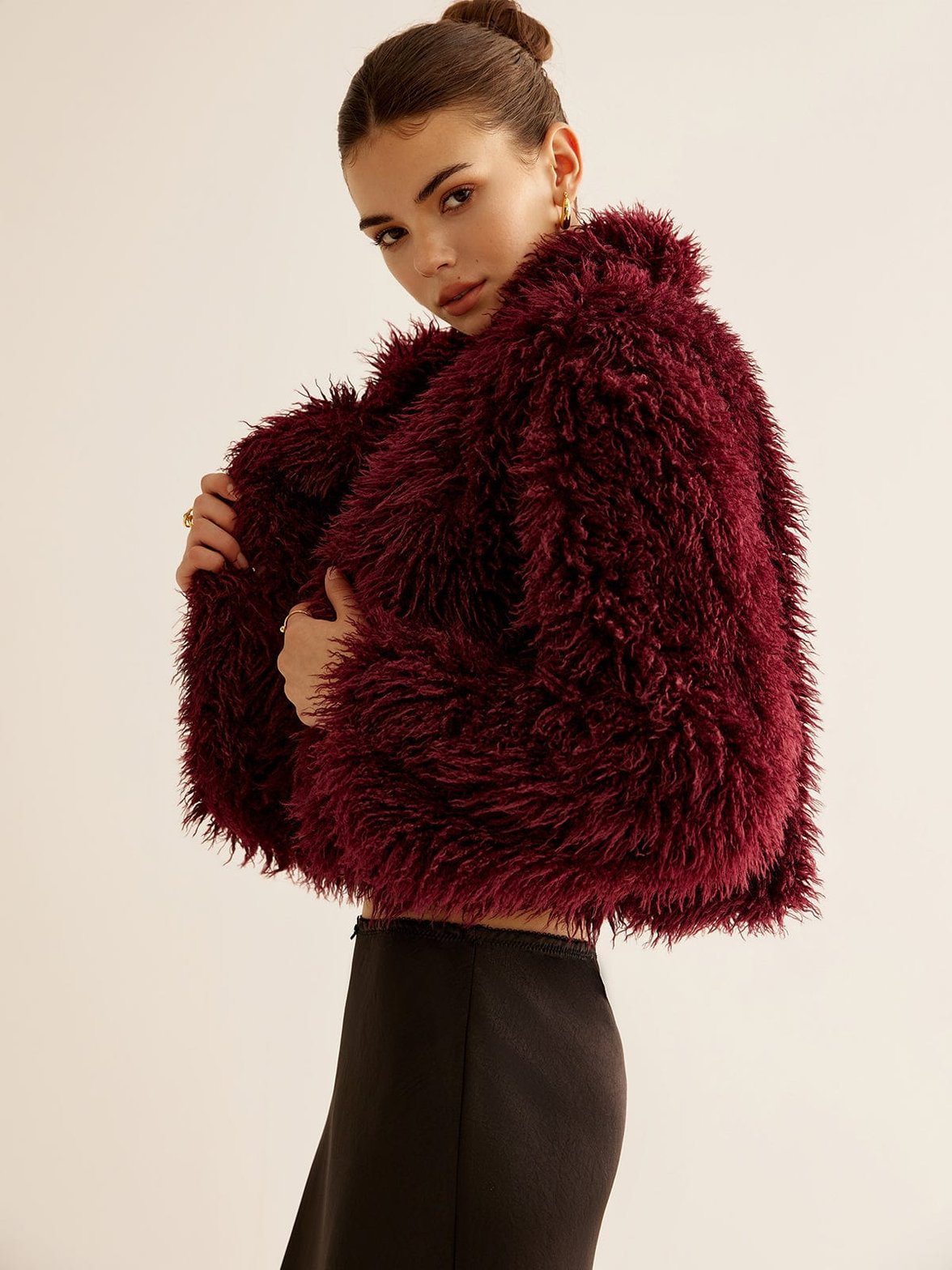 Manteau court bordeaux en fausse fourrure douceur