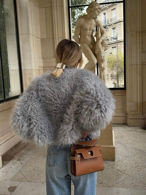 Manteau court fausse fourrure porté décontracté nuage