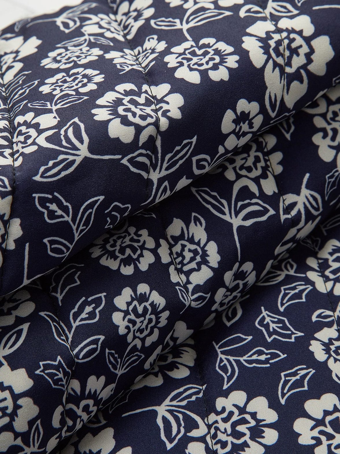 Vue de dos du manteau fleuri romantique soleil