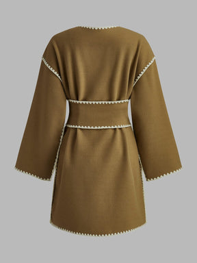 Manteau ceinturé avec finitions décoratives doux