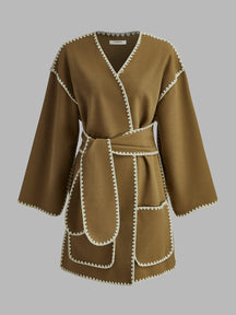 Manteau élégant avec broderies contrastées camel